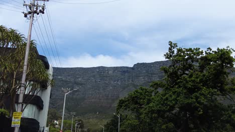 Conduciendo-Por-La-Carretera-Mirando-La-Cordillera-De-La-Mesa-A-Través-De-Ciudad-Del-Cabo,-Sudáfrica