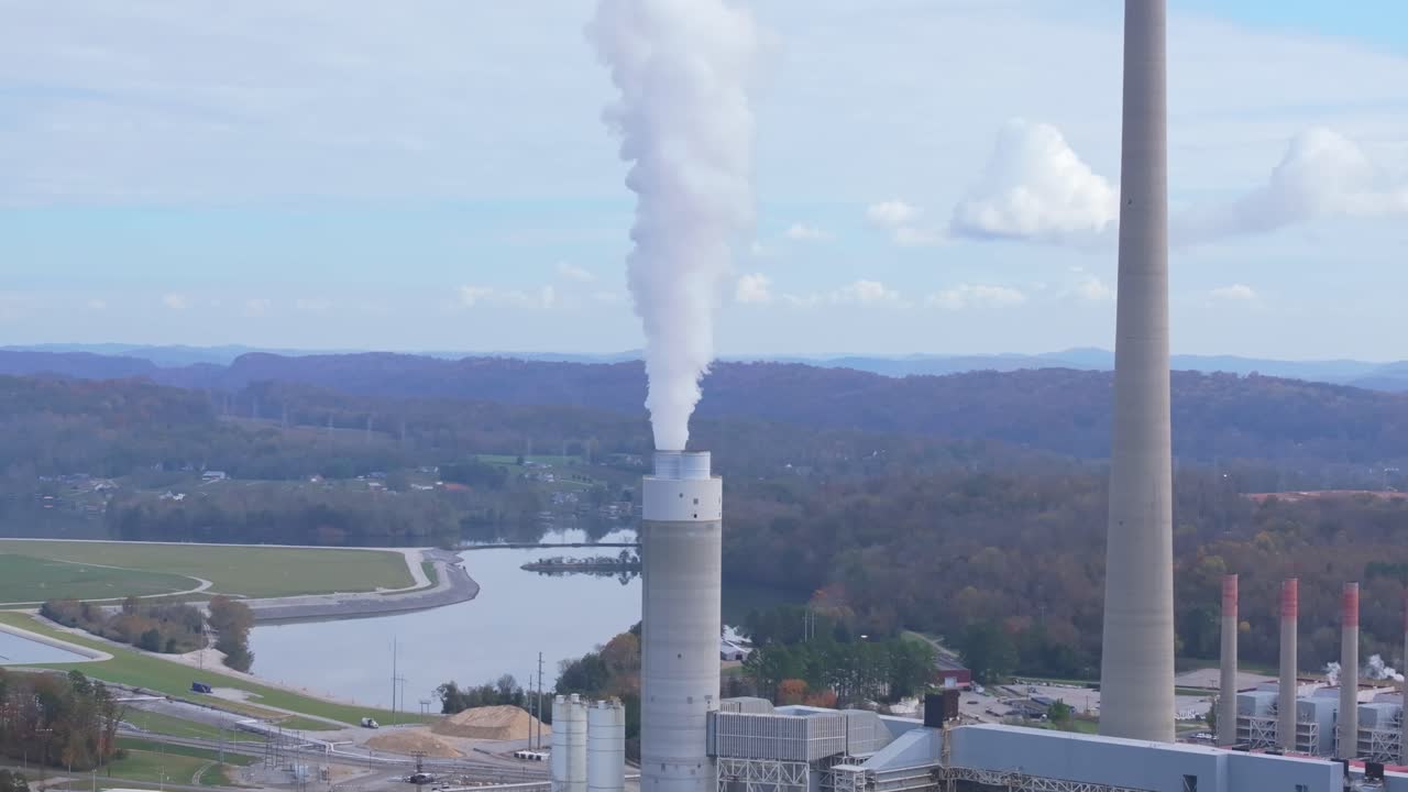Coal plant in Kingston, Tennessee with billowing smokestacks