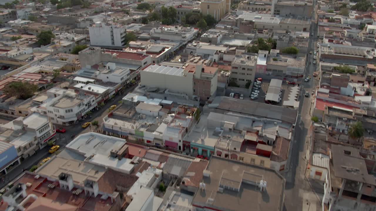 Veduta aerea della città di Colima e della sua Cattedrale Basilica in Messico - riprese da drone.