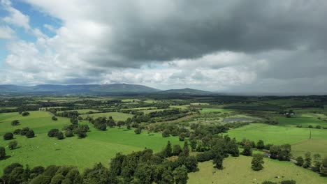 Blick-Vom-Kill-Village-Waterford-Auf-Das-Comeragh-Gebirge-Und-Die-üppigen,-Fruchtbaren-Farmen-Von-Waterford-Mit-Gewitterwolken,-Die-Sich-An-Einem-Julitag-über-Den-Bergen-Zusammenbrauen