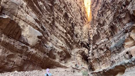 Mujeres-En-El-Cañón-De-Wadi-Rum-Alejándose-En-Jordania