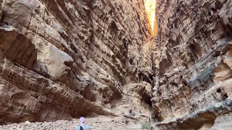 mujeres en el cañón de wadi rum alejándose en jordania