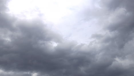 nubes grises que se mueven rápidamente cubren el cielo con nubes blancas