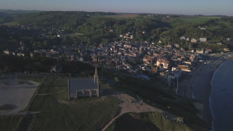 vista aérea de la iglesia de étretat con vistas al pueblo