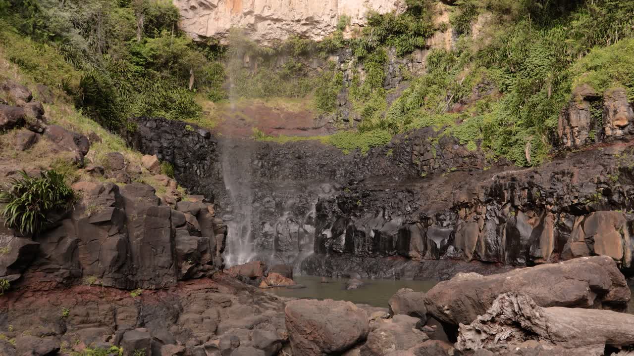 imágenes tomadas a mano de la base de las cataratas de purlingbrook, parque nacional de springbrook, interior de la costa de oro, queensland, australia
