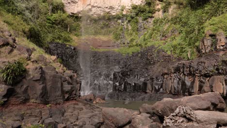 Handaufnahmen-Vom-Fuß-Der-Purlingbrook-Falls,-Springbrook-Nationalpark,-Hinterland-Der-Gold-Coast,-Queensland,-Australien