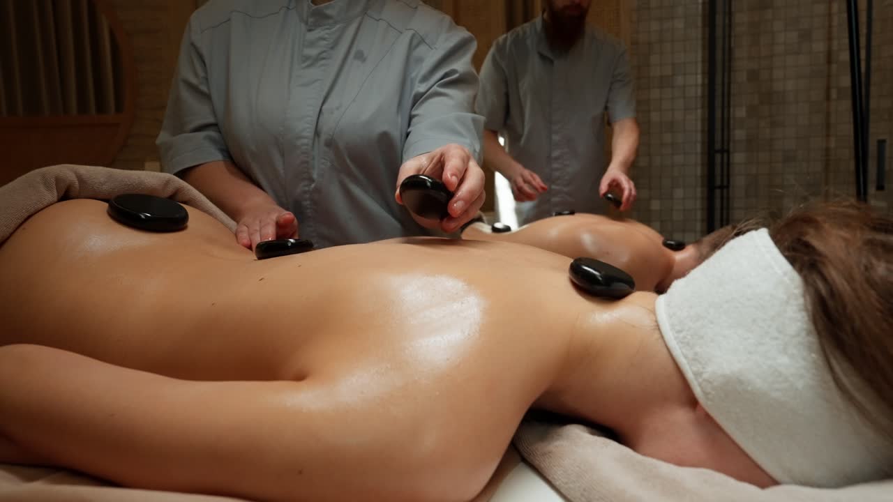 Par modtager afslappende hot stone massage på et luksus spa