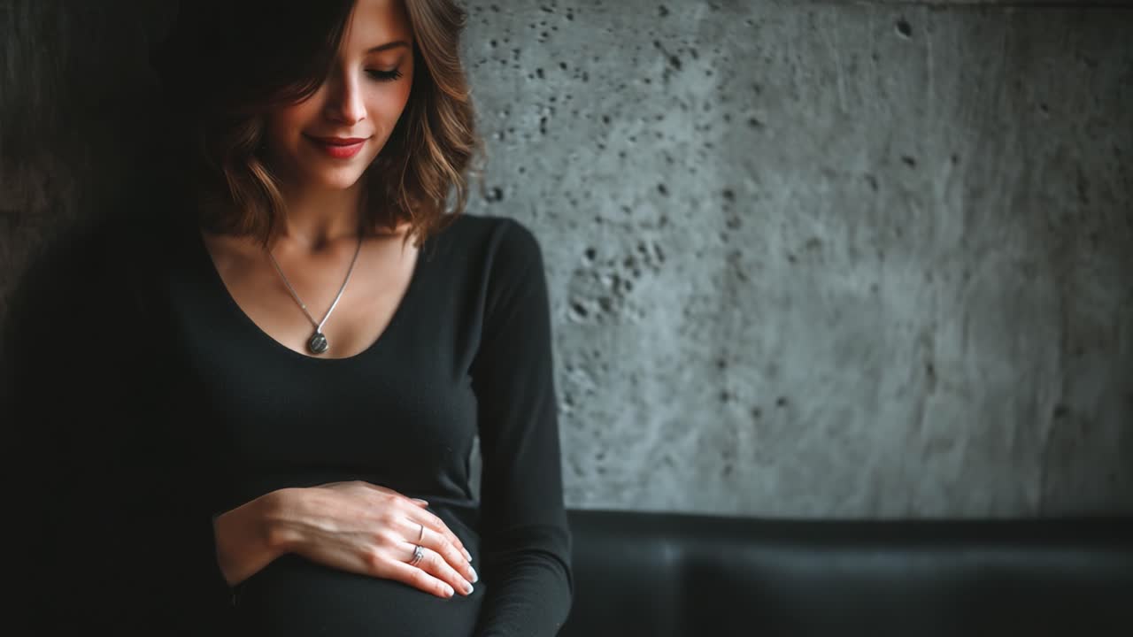 A Serene Moment of Expecting Joy: Capturing the Beauty of Pregnancy in Two Frames That Reflect Anticipation and Emotion