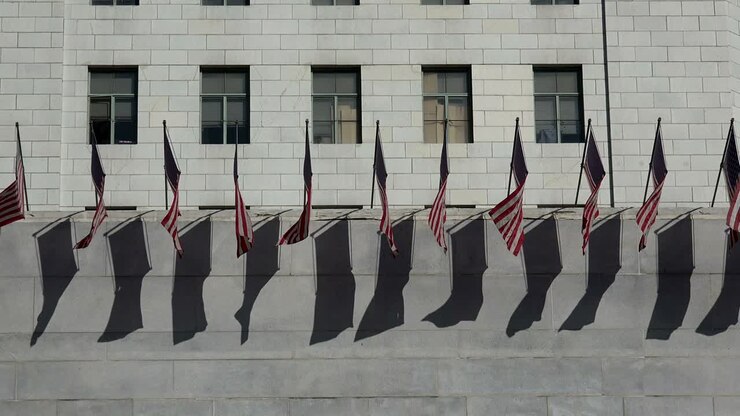 Bandiere americane su un palazzo di giustizia