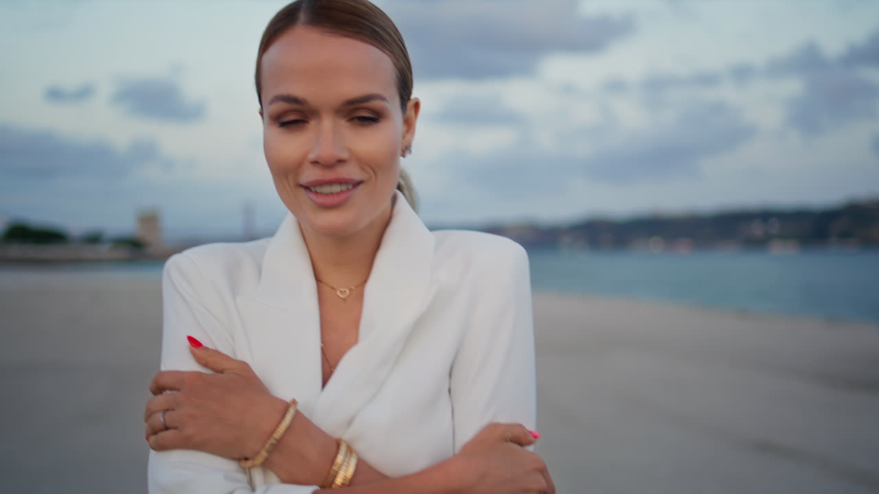 mujer caminando sintiendo frío yendo a un estrecho sombrío banco de mar. chica abrazándose a sí misma
