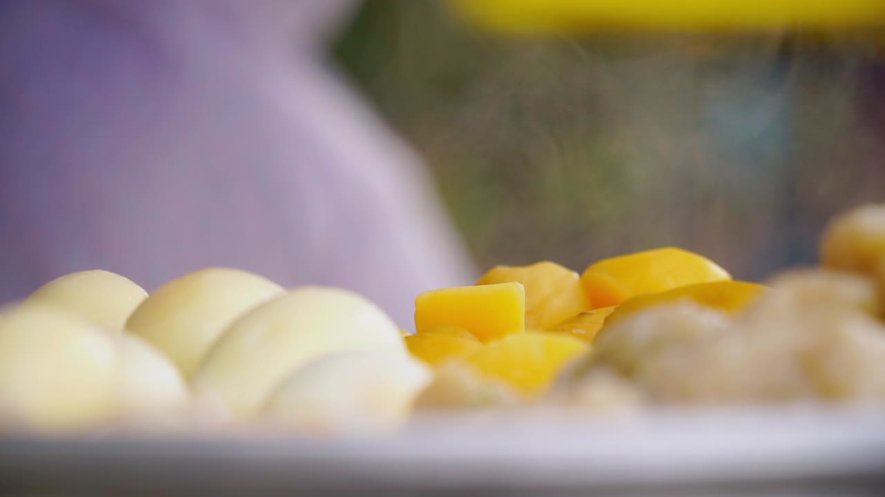 primer plano de la comida indonesia al vapor llamada siomay - patatas, tofu y huevos al vapor en una olla de vapor