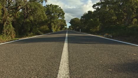 Toma-En-Gran-Angular-De-La-Majestuosa-Carretera-Asfaltada-Sin-Fin-Del-País,-Vista-Frontal-Del-Carro