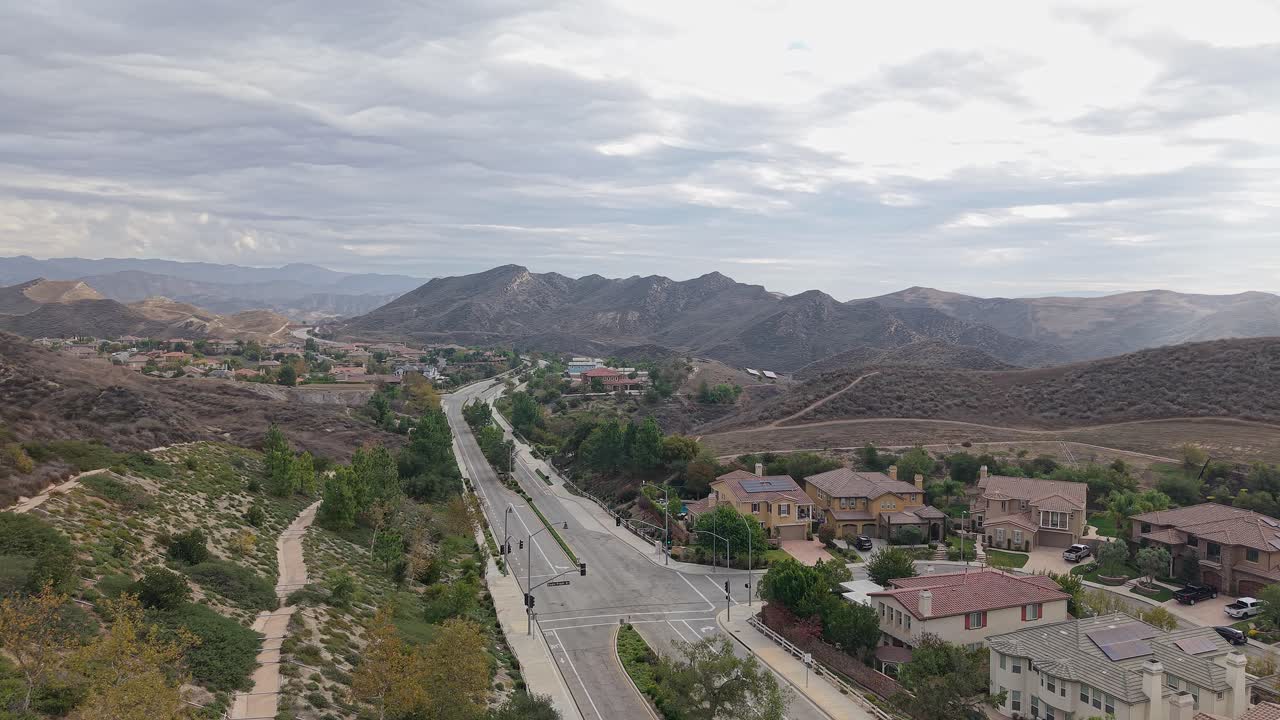 Gentle movements capture Simi Valley’s open spaces, where winding roads weave between homes and the surrounding hillsides