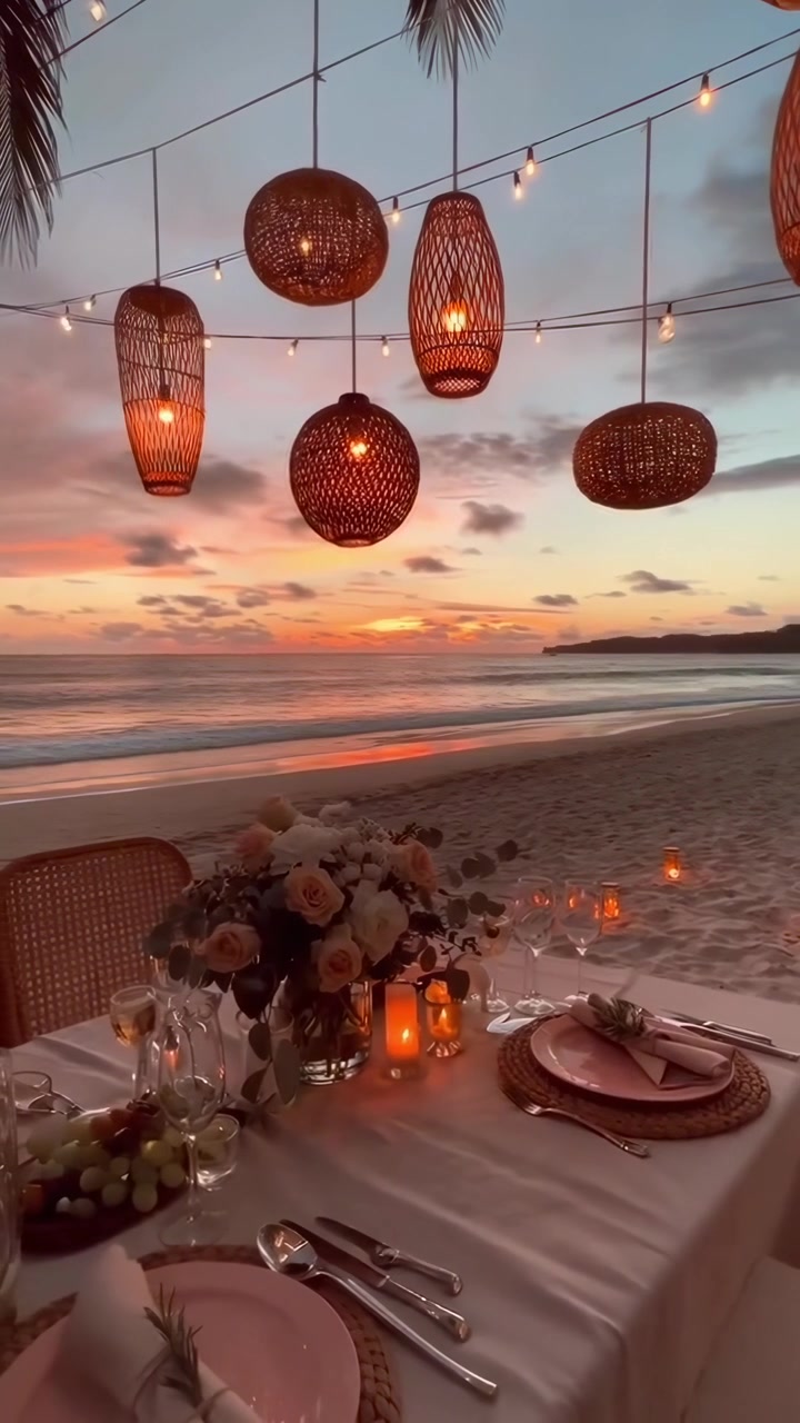 Mesa de Jantar Romântica na Praia Posta ao Pôr do Sol