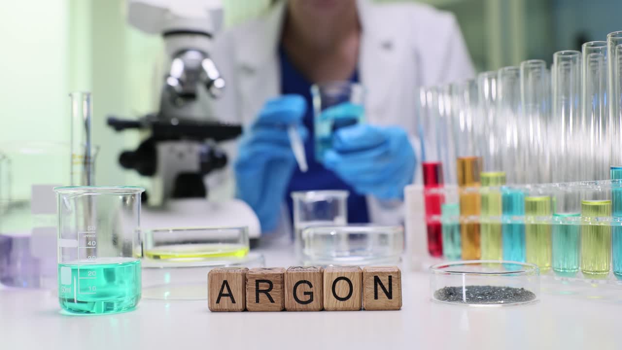 Blocchi di legno compongono la parola argon mentre uno scienziato di laboratorio esegue un test di chimica.