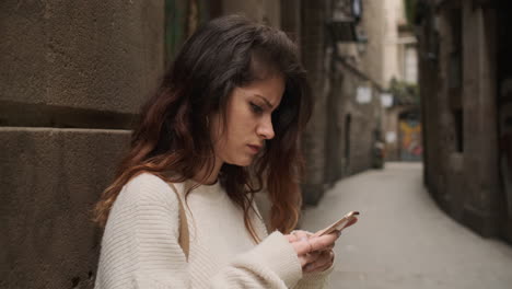 Junge-Frau-Benutzt-Smartphone-Auf-Der-Straße