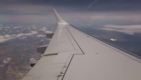 Ala-De-Avión-Por-Día-De-Buen-Tiempo-Con-Algunas-Nubes