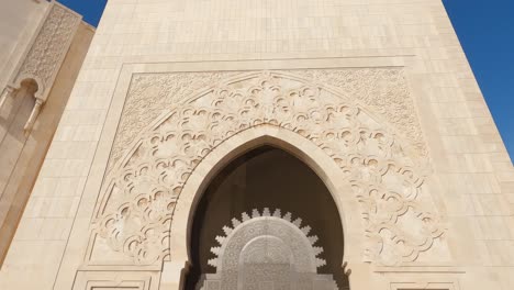 mirando hacia arriba los detalles decorativos de la mezquita de hassan ii puerta de arco de mármol y arquitectura exterior del edificio, marruecos