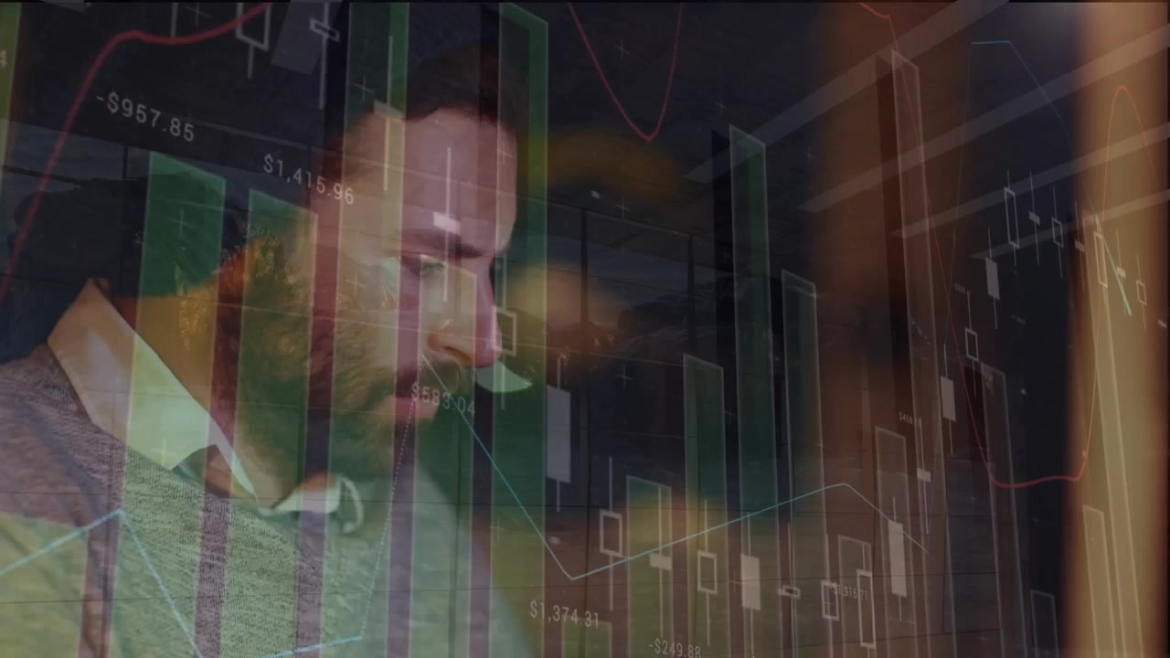 Animazione di grafici e numeri su un uomo caucasico che indossa un berretto e lavora al computer.