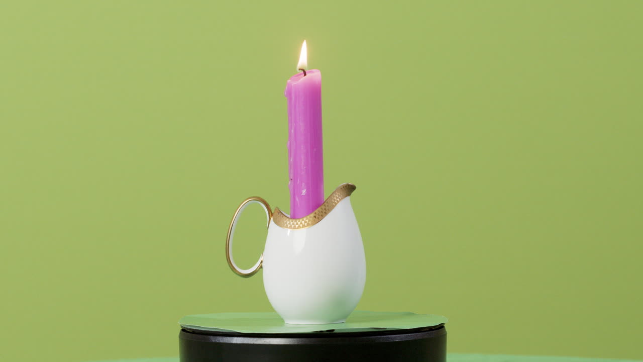 그린스크린 앞에서 스톰 라이터로 촛불을 켠다