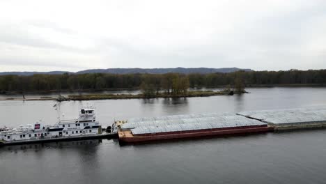 barcaza en el río mississippi