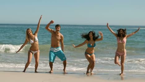 Amigos-Felices-Saltando-En-La-Playa-