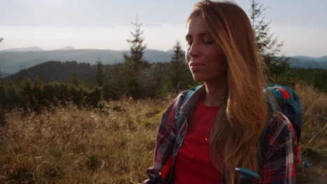 Mujer-Utilizando-Bastones-De-Trekking-Durante-La-Caminata