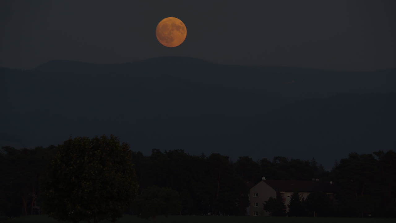 밤 에 시골 풍경 위 에 있는 보름달