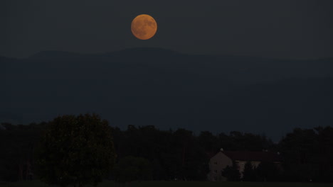 luna llena sobre el paisaje rural por la noche