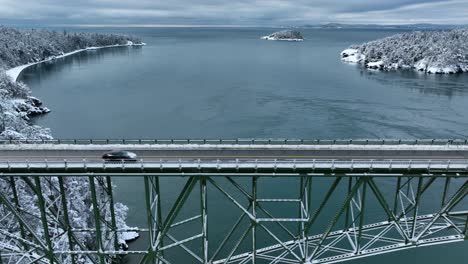 Nahaufnahme-Von-Autos,-Die-Im-Winter-über-Die-Deception-Pass-Bridge-Pendeln