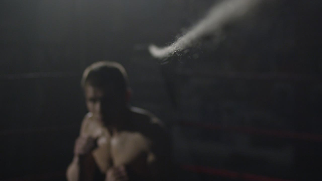 entrenamiento de boxeador en el ring por la noche