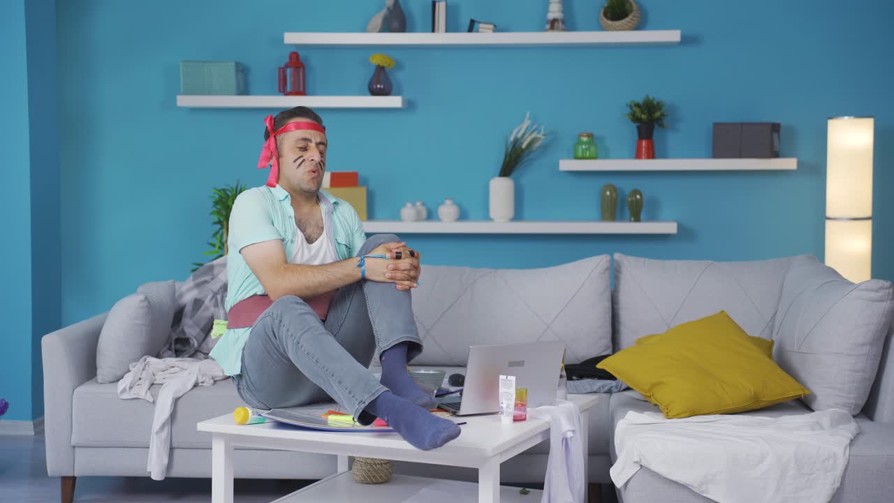 el hombre gracioso se lastima el músculo haciendo deportes en casa.