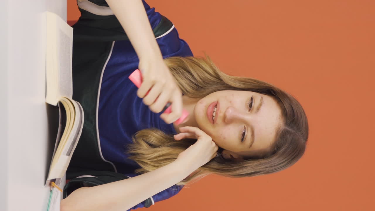 젊은 여성의 수직 비디오가 노래하고 있습니다.