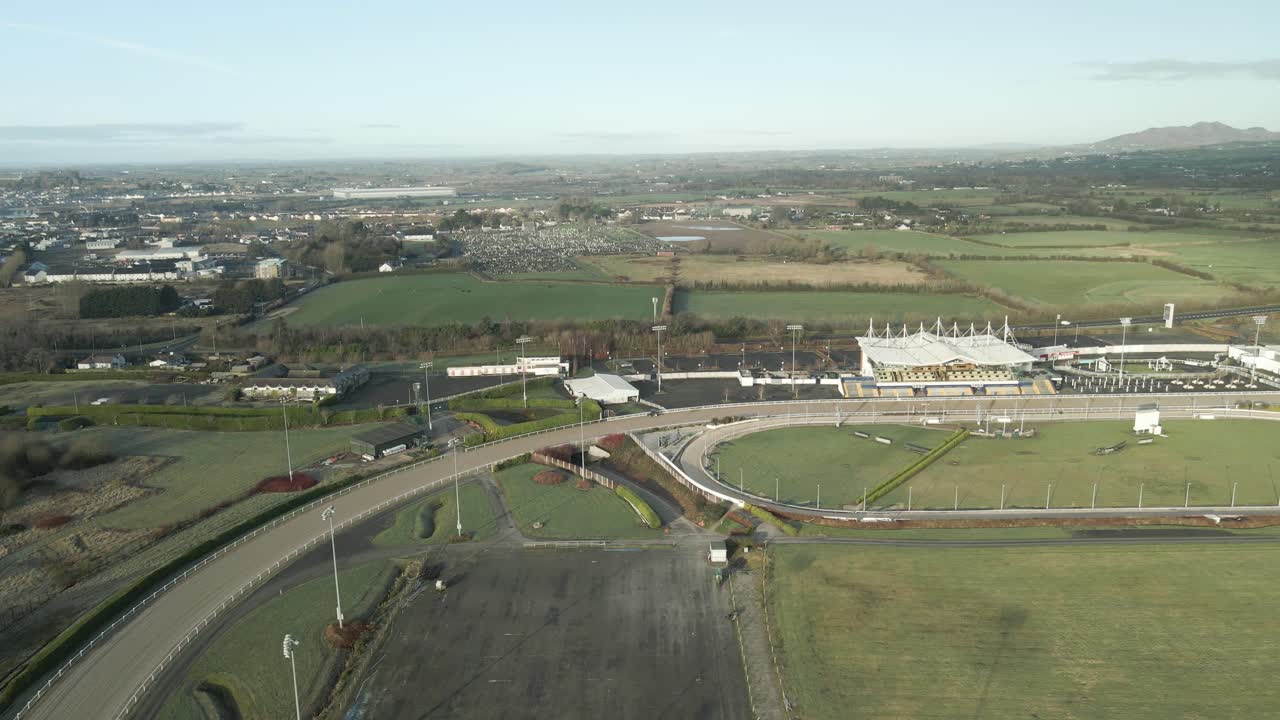 던달크 경주장 경기장 (dundalk racecourse stadium) 은 아일랜드 루스 카운티의 빛 날이다.