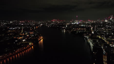 luftansicht entlang der themse mit londoner skyline als hintergrund, nacht in großbritannien