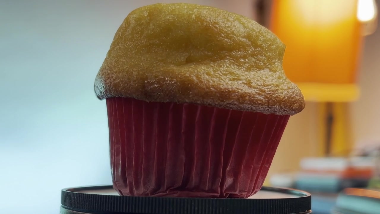Primo piano di un muffin appena sfornato con illuminazione calda