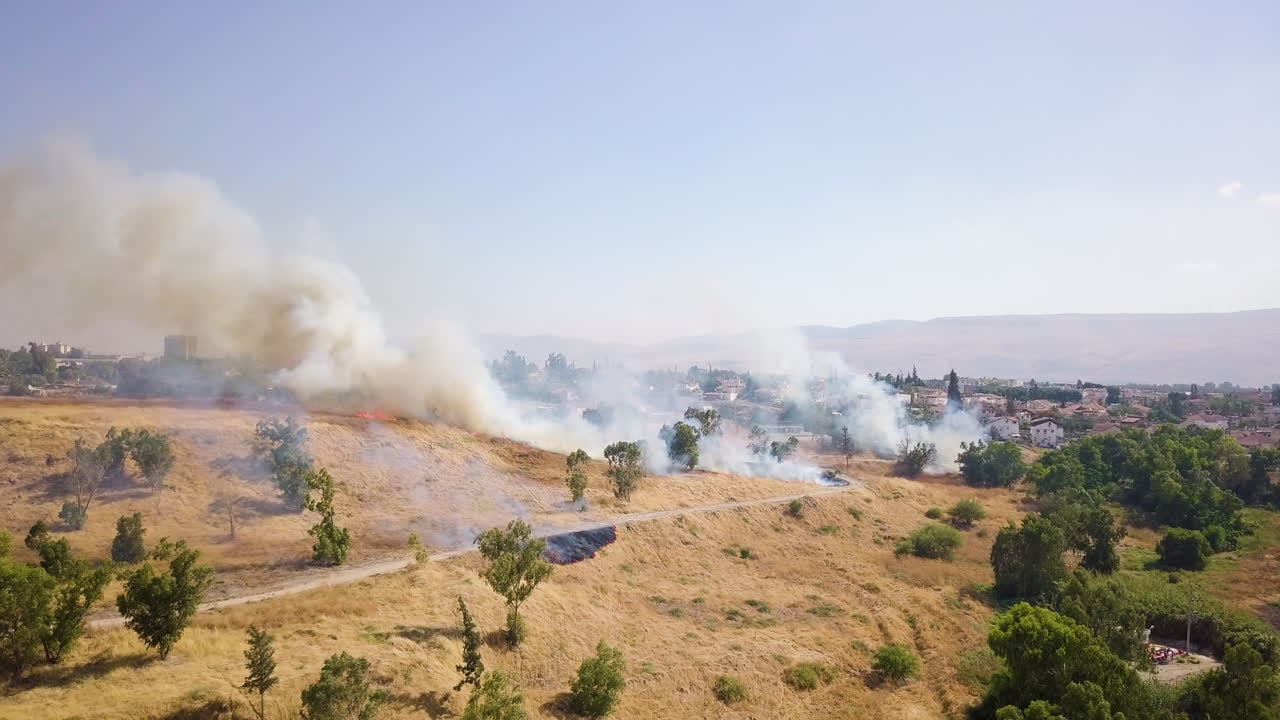 Ripresa aerea di un incendio boschivo nel nord di Israele durante l'estate 2005