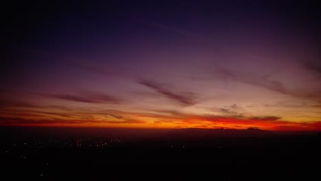 Puesta-de-sol-sobre-LA-ciudad-y-colinas