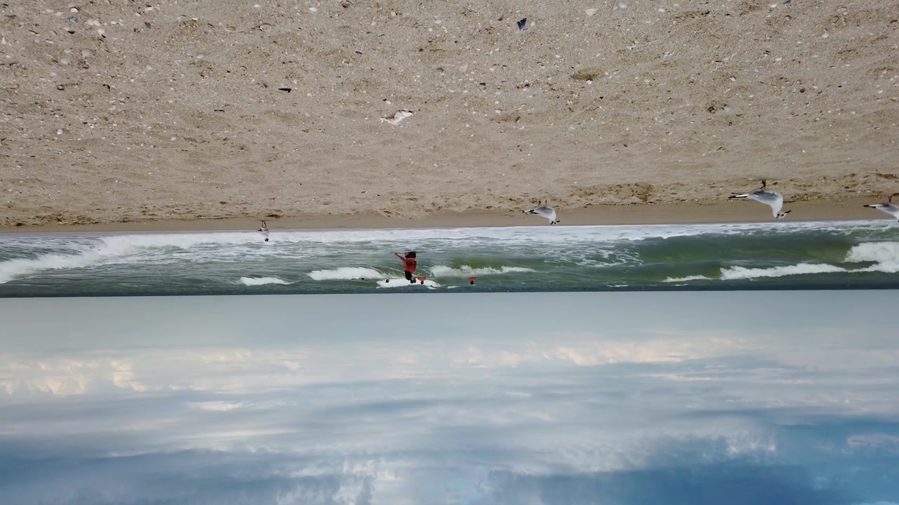 Spiaggia del mare e nuvole sopra il mare.