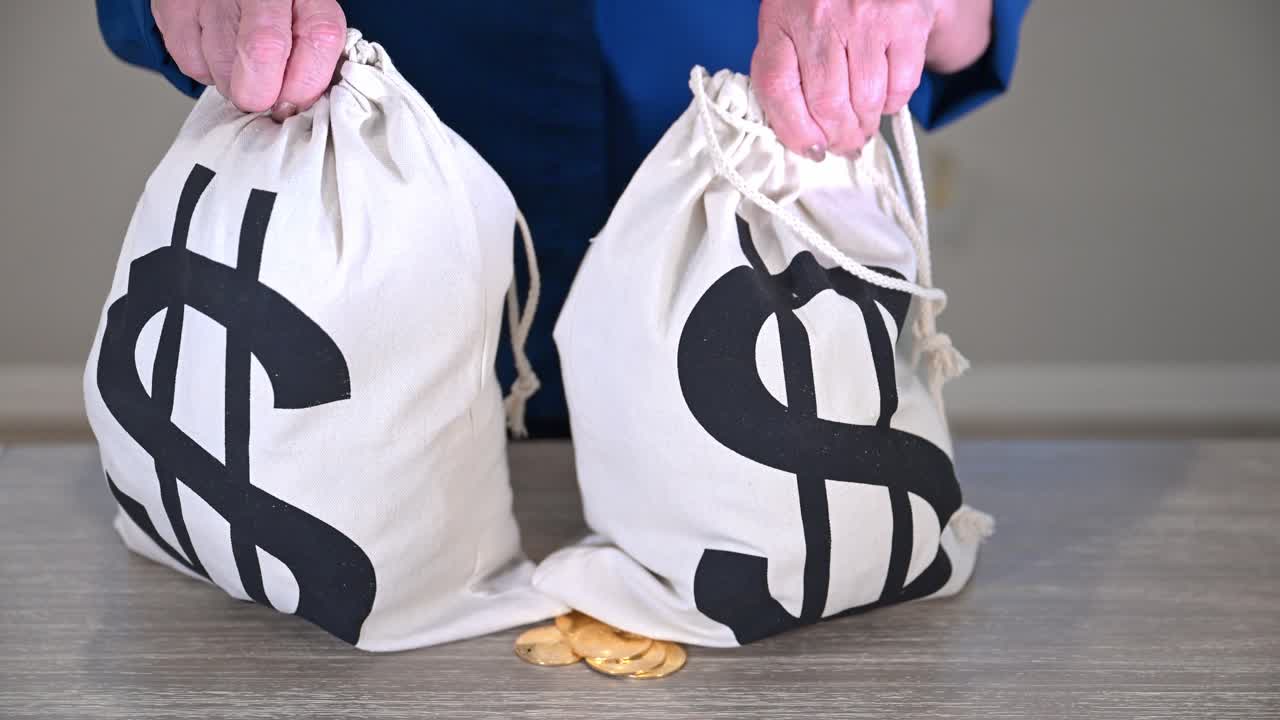 여성은 돈 두 봉투를 들어 올리고 비트코인 토큰에 의해 테이블에 떨어뜨립니다.