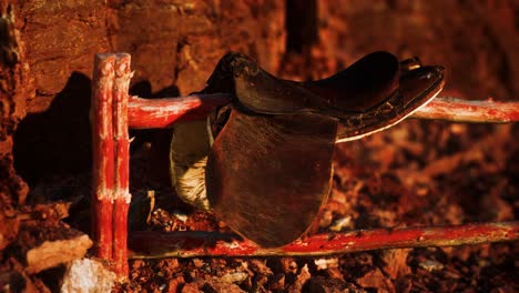 silla de montar y rocas rojas en el valle del monumento