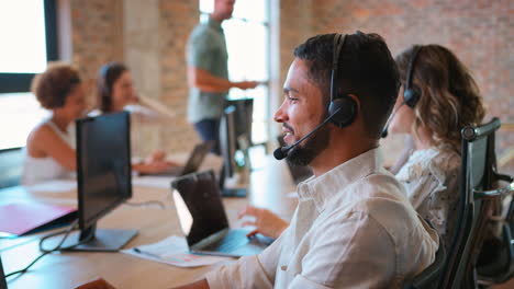 Porträt-Eines-Geschäftsmannes-In-Einem-Multikulturellen-Geschäftsteam-Mit-Headset-Im-Kundensupportzentrum