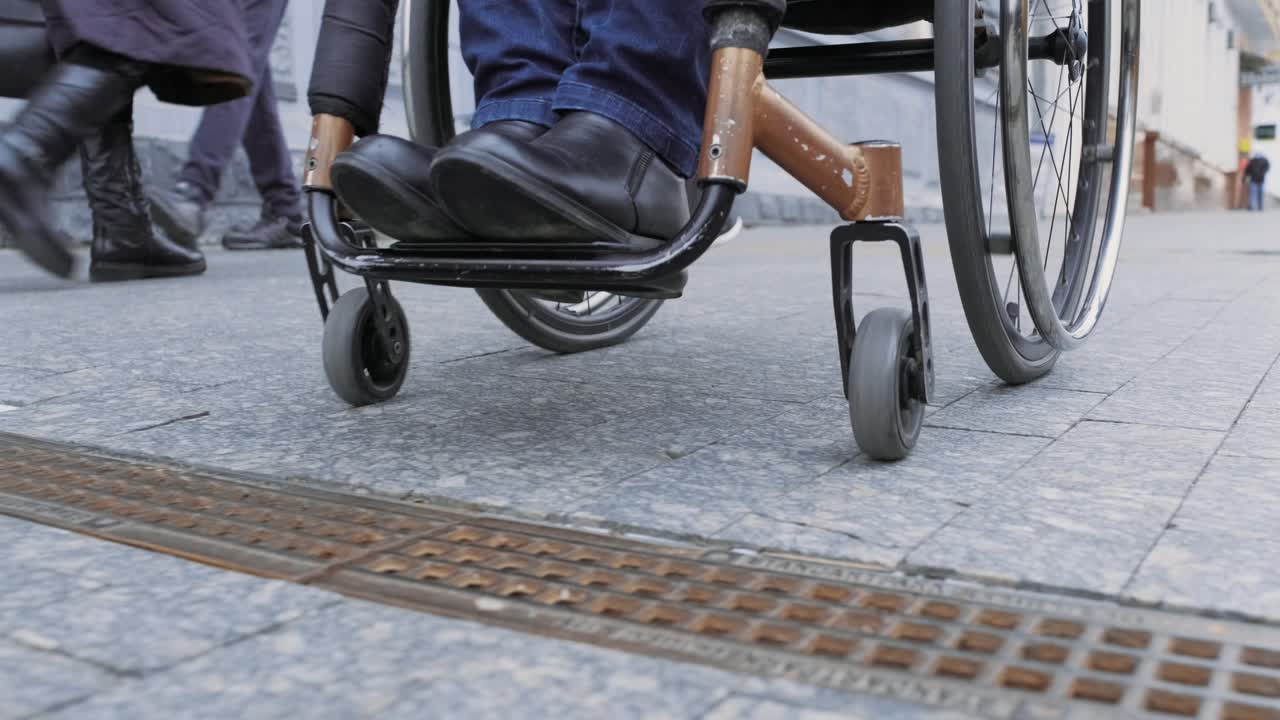 장애인이 체어를 타고 거리를 돌아다니고 있다.