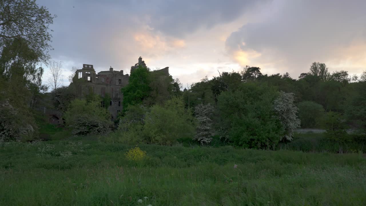 toma panorámica lenta de una mansión en ruinas espeluznante en el viejo milverton cerca del spa de leamington, warickshire, inglaterra, reino unido