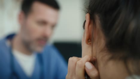 mujer irreconocible durante un examen médico con un médico