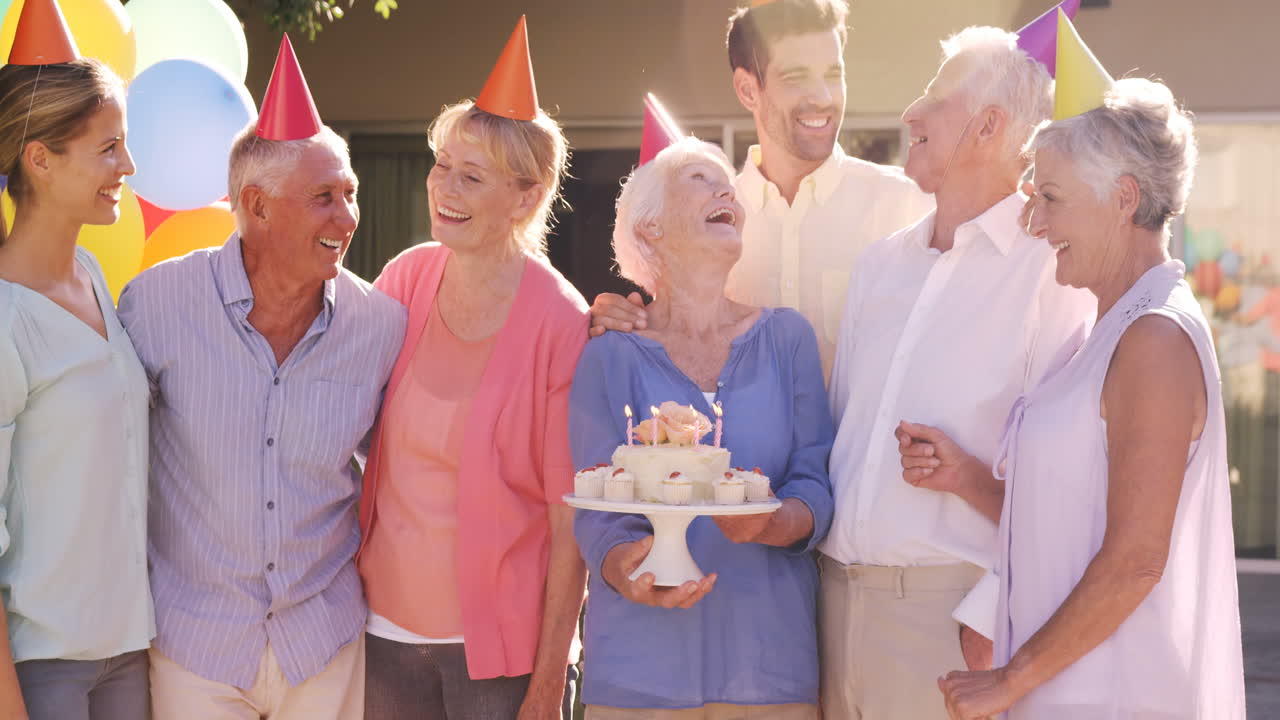 Anziana donna che festeggia il compleanno con gli amici