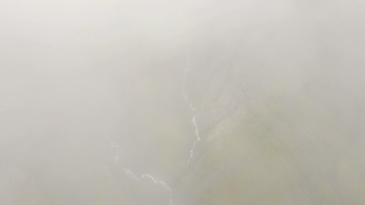 아이슬란드의 키 큰 폭포와 녹색 협곡을 드러내는 구름 이별 mulagljufur 협곡