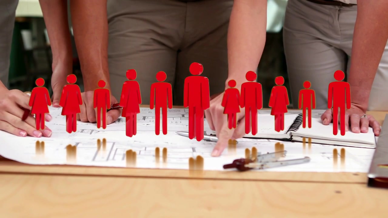 Piccola figura rossa che appare, team che esamina un piano, indicando e segnando, aggiungendo icone rosse che mostrano il layout