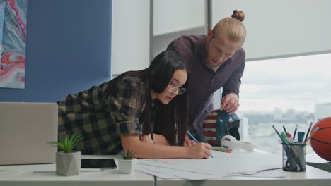 ein paar architekten überlegt einen plan für ein home-office-close-up.