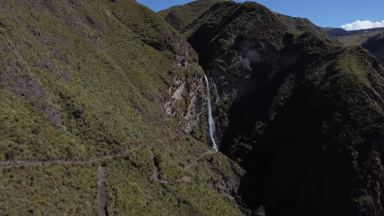 드론이 델라 파소 폭포를 가로질러 숨막히는 산을 지나가면서 영화적 여정에 몰입합니다.
